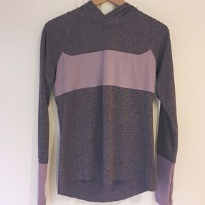 NEVER WORN | ATHLETIC TOP WITH HOOD sm